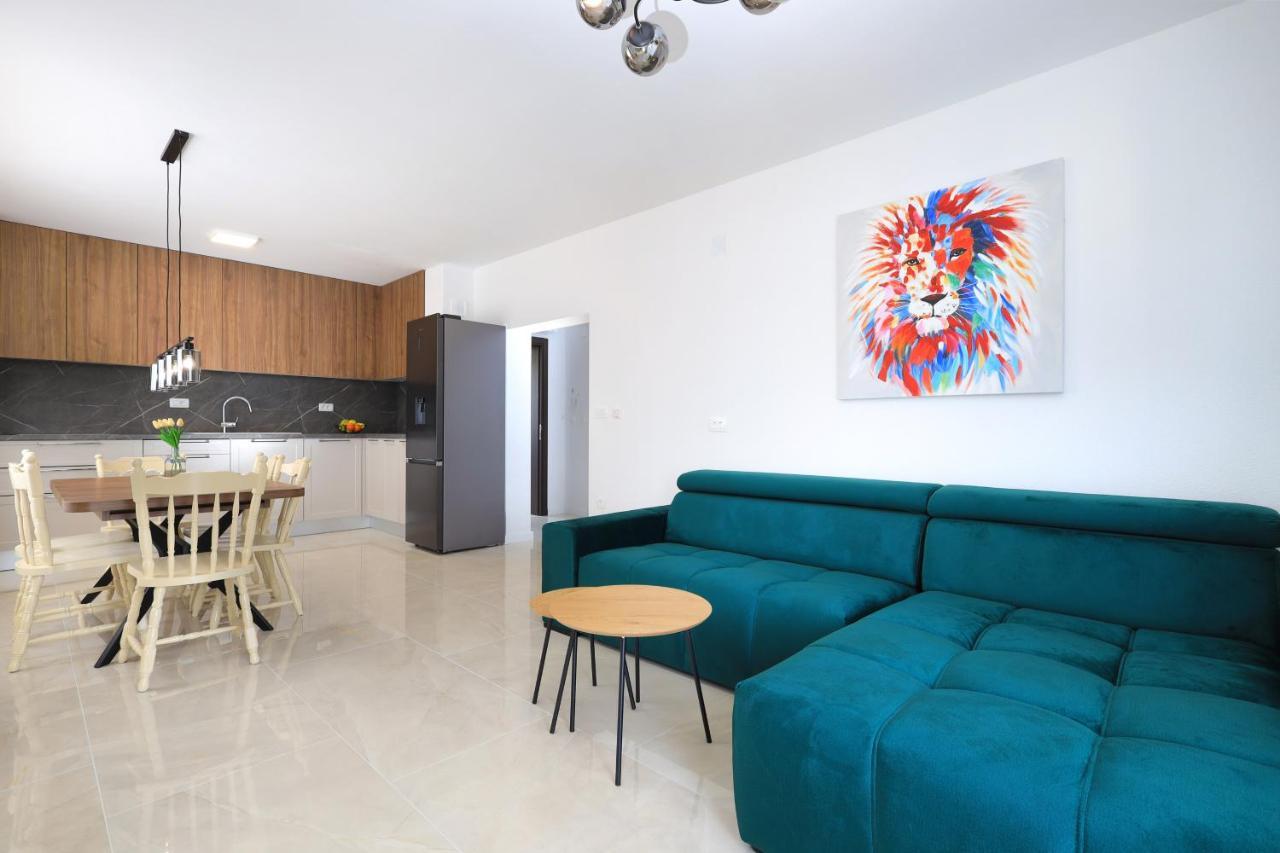 Bonaca Apartments With Terrace And Private Parking Kaštela Exterior foto