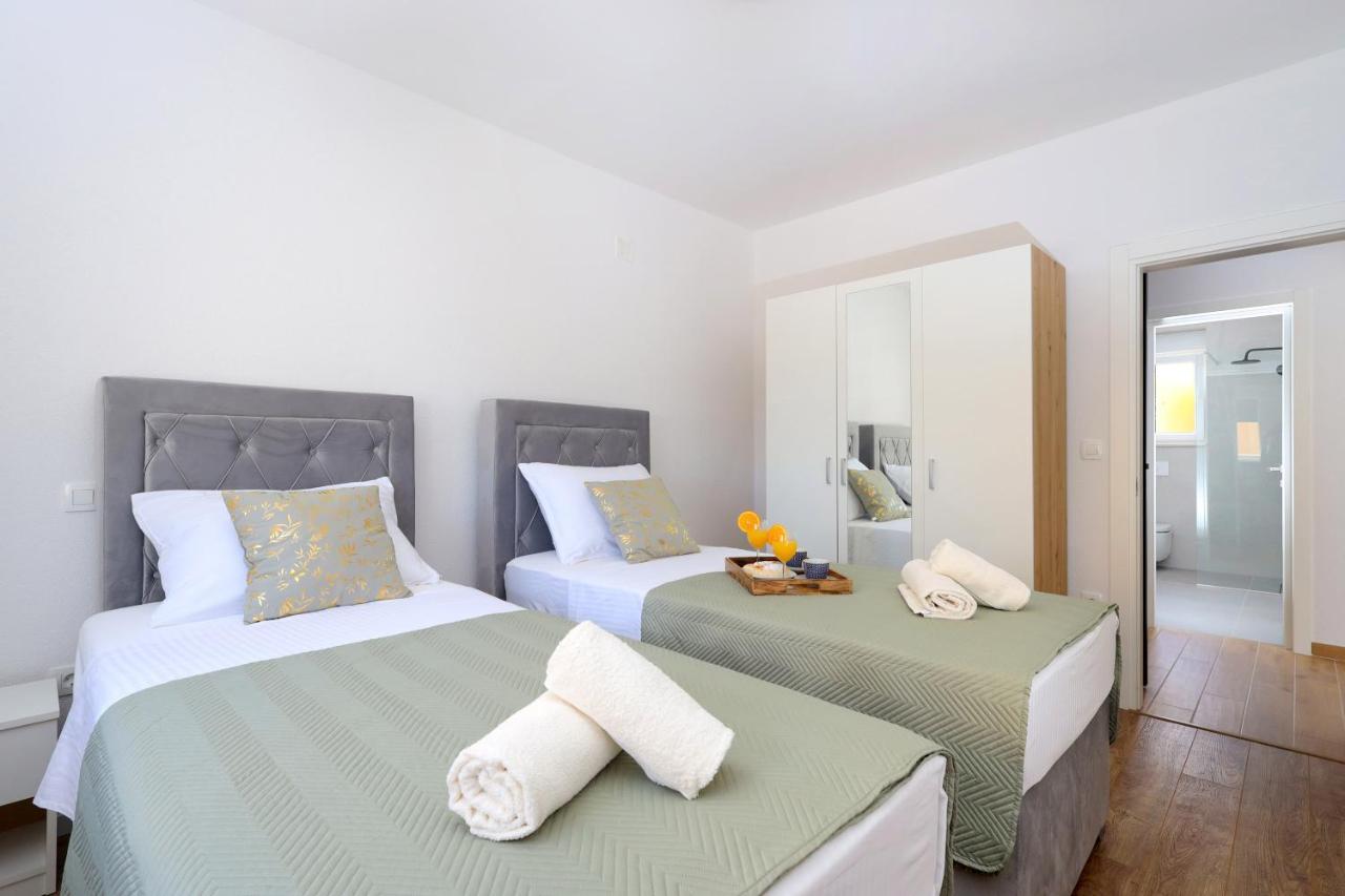 Bonaca Apartments With Terrace And Private Parking Kaštela Exterior foto